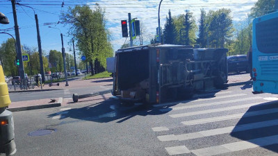 Пьяный угонщик перевернулся на чужой «ГАЗели» в Петербурге