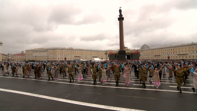 В вальсе на Дворцовой площади закружились 1945 человек