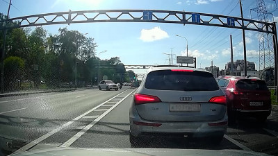 Rolls-Royce сбил мотоциклиста на Петергофском шоссе