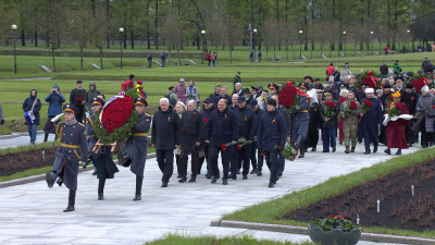 На Пискарёвском кладбище прошла торжественно-траурная церемония в канун 80-летия Великой Победы
