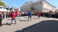 На площади перед Аничковым дворцом почти 500 студентов дали клятву вожатого