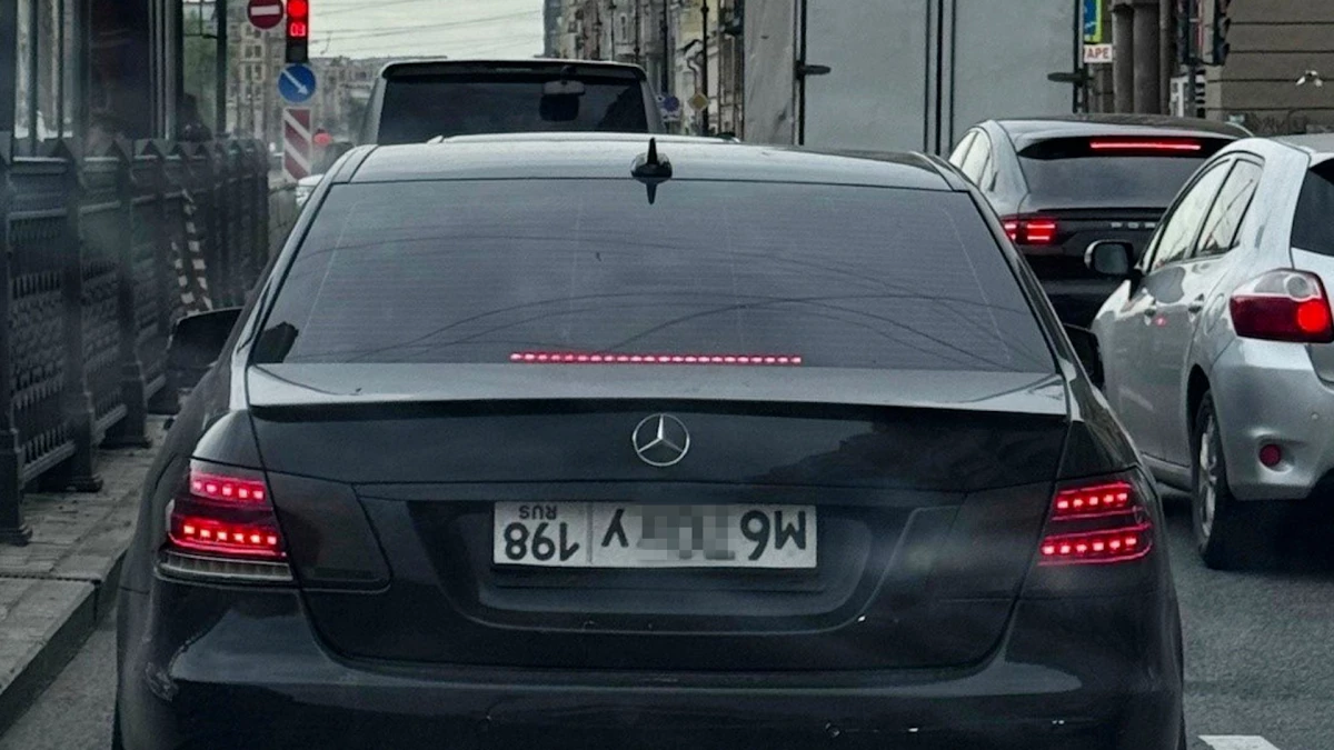 В Петербурге оштрафовали водителя, который ездил по городу на иномарке с перевернутыми номерами - tvspb.ru