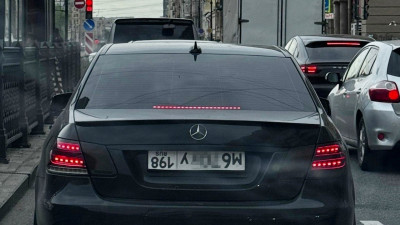 В Петербурге оштрафовали водителя, который ездил по городу на иномарке с перевернутыми номерами