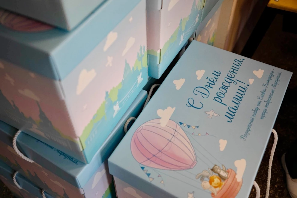 Александр Беглов: Инициатива по выдаче подарочных комплектов семьям с новорожденными, реализуемая в Петербурге, получает продолжение в городе-побратиме Мариуполе - tvspb.ru