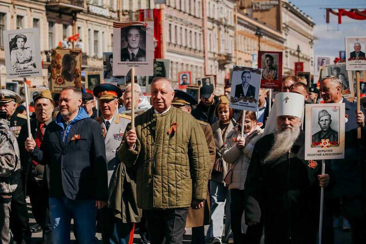 Александр Беглов принял участие в шествии «Бессмертный полк» и рассказал об отце и дяде, которые участвовали в Великой Отечественной войне - tvspb.ru