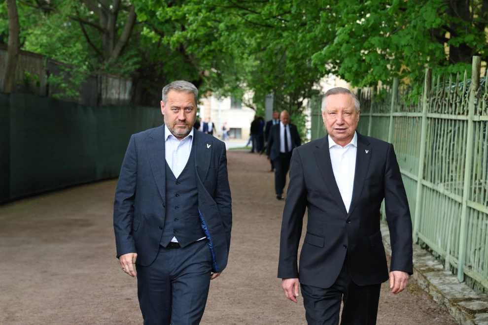 Александр Беглов и участники ХI Невского Международного экологического конгресса посадили в Таврическом саду рябины и сирень в рамках акции «Сад памяти» - tvspb.ru