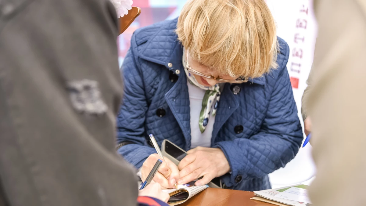 Свыше 14 тысяч открыток отправили с Дворцовой площади по «Литературной почте» - tvspb.ru