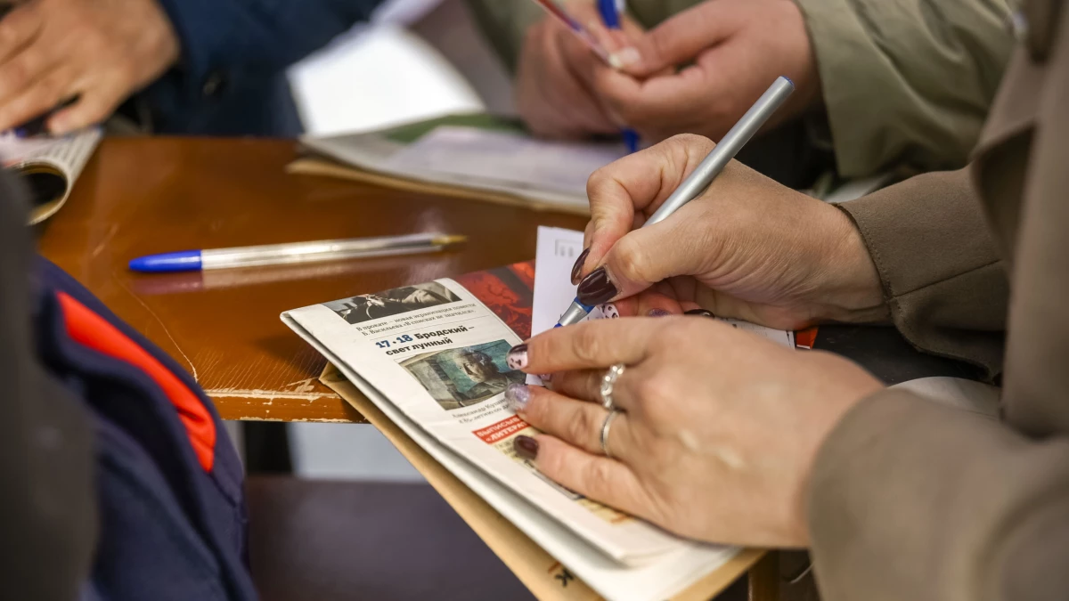 Свыше 3 тысяч открыток отправили по «Литературной почте» в первый день Книжного салона-2025 - tvspb.ru