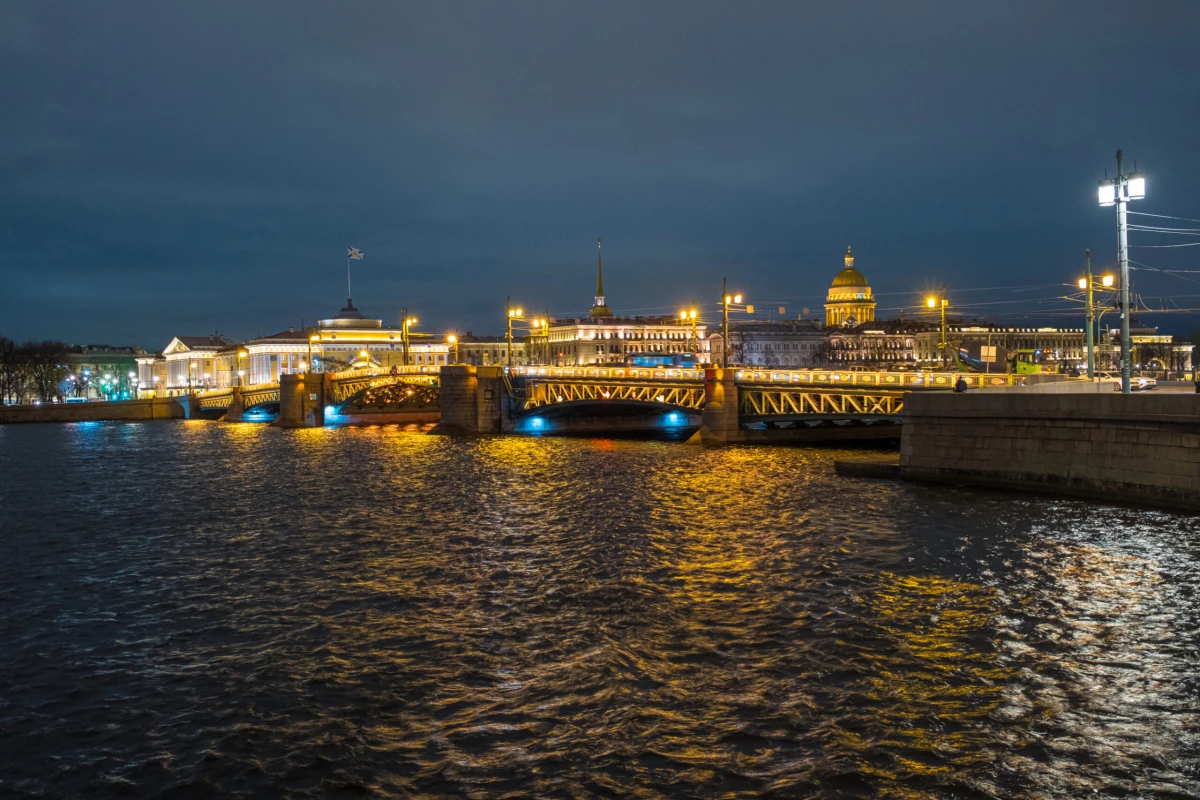 Александр Беглов: Цвета Георгиевской ленты в световом оформлении центральных мостов подчеркнут торжественную атмосферу в День Победы - tvspb.ru