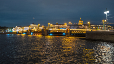 Александр Беглов: Цвета Георгиевской ленты в световом оформлении центральных мостов подчеркнут торжественную атмосферу в День Победы