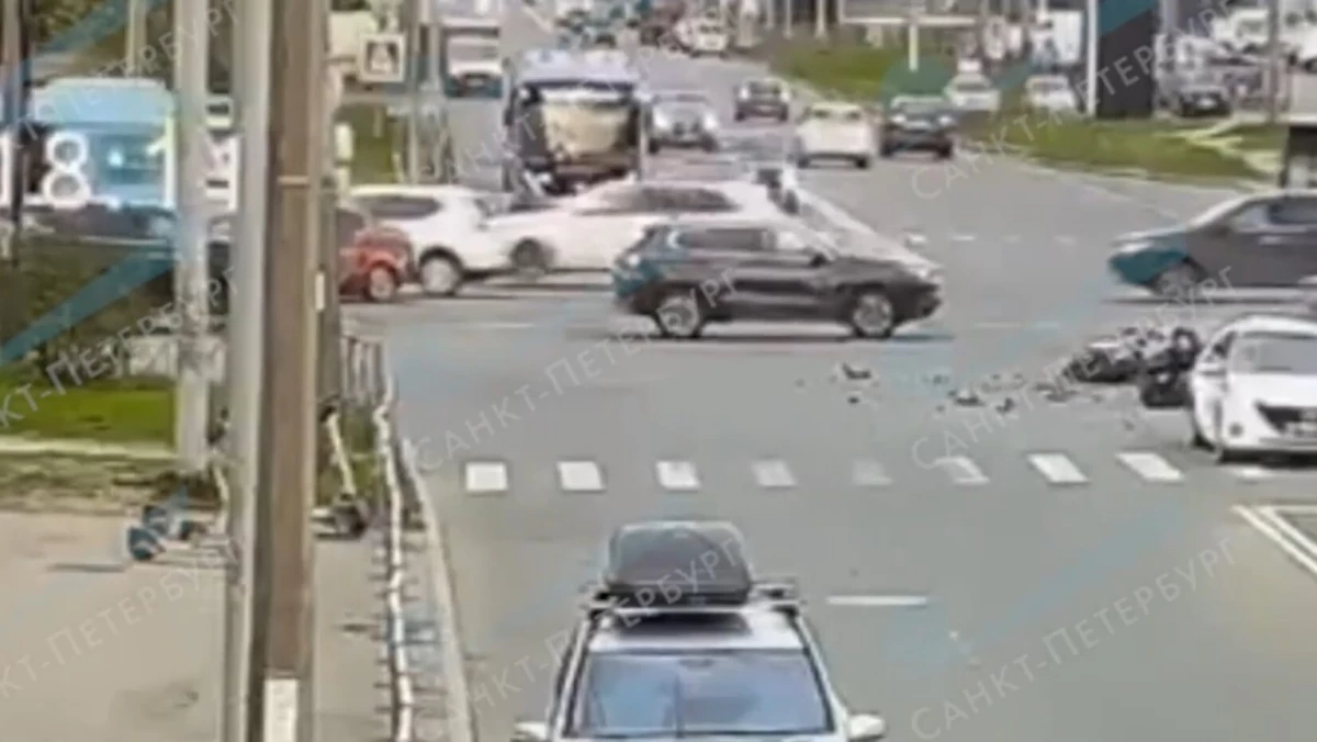 Появилось ещё одно видео страшной аварии с байкером и полицейской машиной на Индустриальном - tvspb.ru