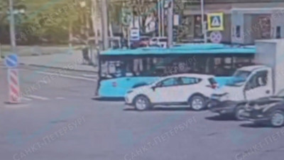 Появилось видео ДТП с автобусом и женщиной с коляской на Гаккелевской