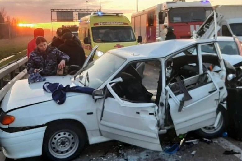 Росгвардейцы спасли водителя и пассажиров, пострадавших в аварии на КАД - tvspb.ru
