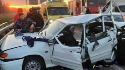 Росгвардейцы спасли водителя и пассажиров, пострадавших в аварии на КАД