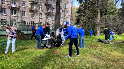 Активисты «Молодой гвардии» убрали территорию Музея политической истории России