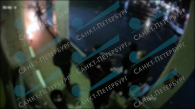 В Петербурге полиция ищет троих хулиганов, которые избили молодого человека и бросили в него петарду