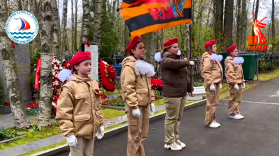Юнармейцы школы №440 возложили цветы к мемориалу на Лахтинском кладбище