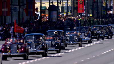 На Невском проспекте прошел парад ретро-автомобилей: в колонне проехал и губернатор Александр Беглов