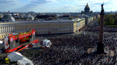 Шествие «Бессмертного полка» завершилось праздничным концертом на Дворцовой площади