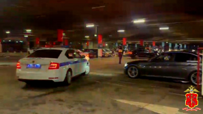 Полиция разогнала сходку дрифтеров у торгового центра в Кудрово