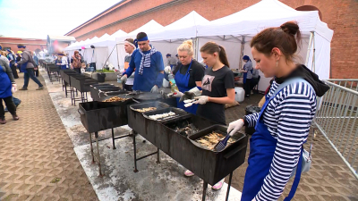 Огуречный аромат весны: в Петропавловской крепости собрались любители корюшки