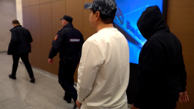 Иностранца, находившегося в розыске за вымогательство, выдали на родину из Пулково