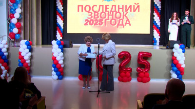 Ирина Потехина вручила 362-й школе подарок от Александра Беглова – сертификат на станок с ЧПУ