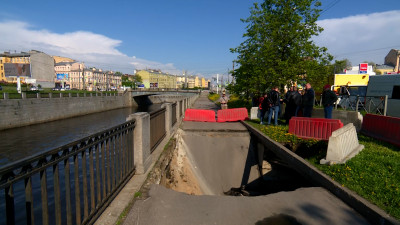 Часть набережной Обводного канала обследуют после обрушения