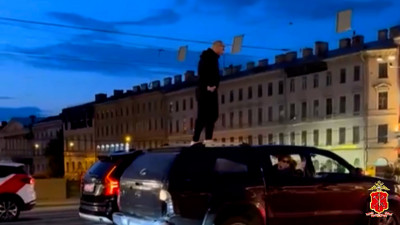 Полиция задержала водителя и его пассажира за поездку на крыше авто по Невскому