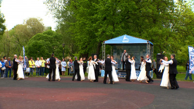 В ритмах вальса и фокстрота: в Петербурге открылись танцевальные веранды