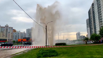 На улице Оптиков забил коммунальный фонтан