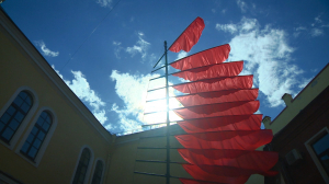 no comments. Кинетический 12-метровый арт-объект «Память. Полёт. Победа», посвящённый 80-летию Победы во внутреннем дворе МИСПа