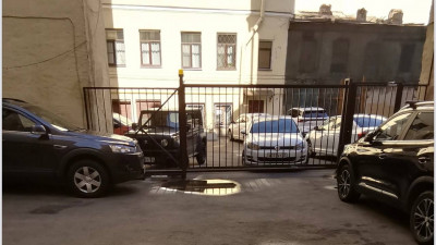 Ворота без согласования: прокуратура требует демонтировать незаконные ограждения на Английском проспекте
