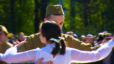 К 80-летию Победы телеканал «Санкт-Петербург» организовал тематическую танцплощадку для всех желающих