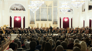 К 80-летию Победы в Петербургской филармонии сводный оркестр из петербургских и новосибирских музыкантов исполнил Симфонию №7 Д. Д. Шостаковича