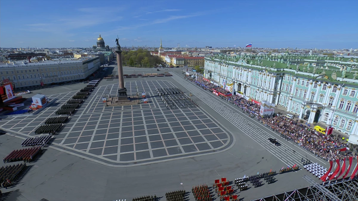 Память погибших солдат почтили минутой молчания на Дворцовой площади - tvspb.ru
