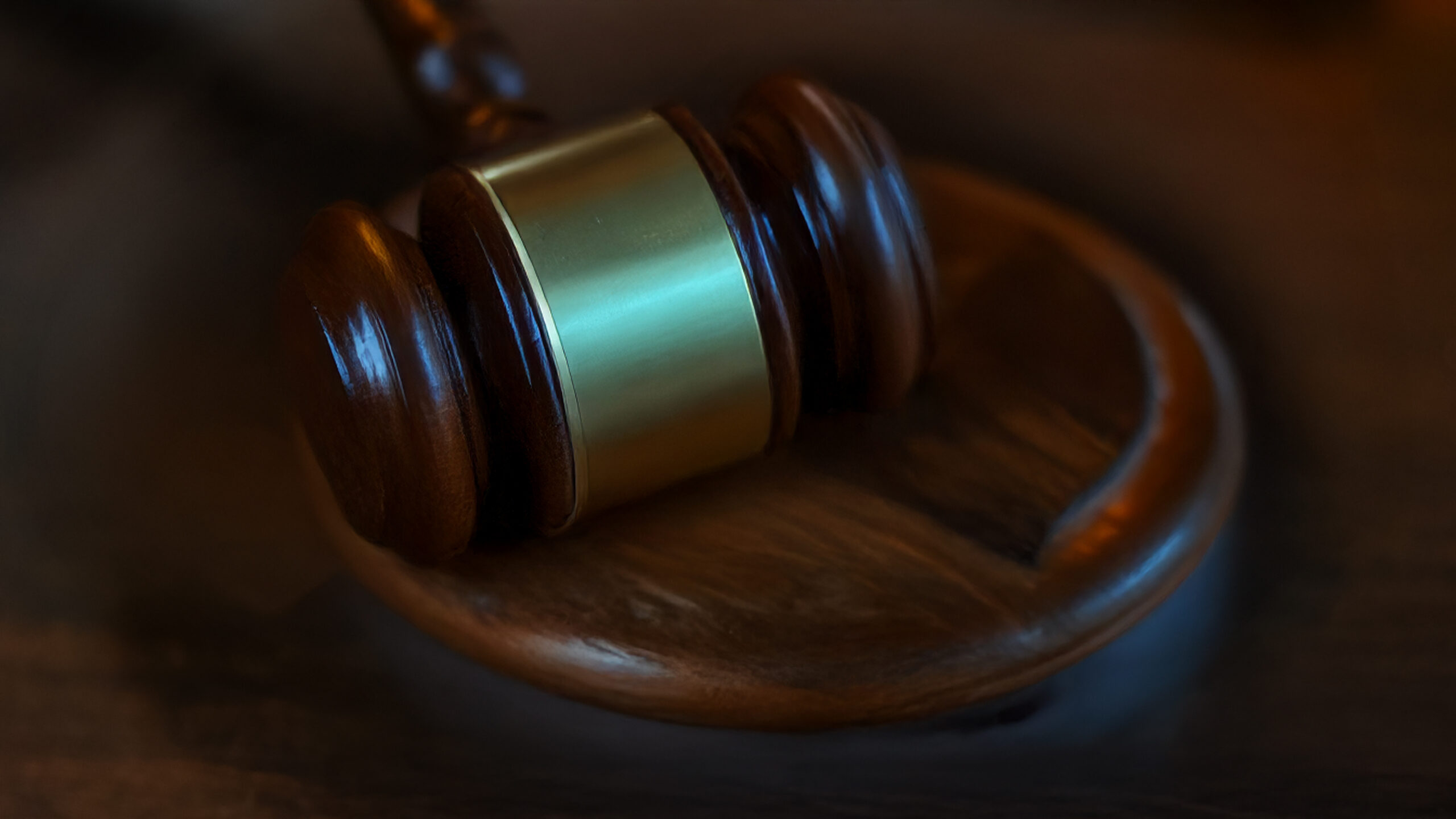 Суд в Петербурге обязал отца вернуть детей к матери в Латвию