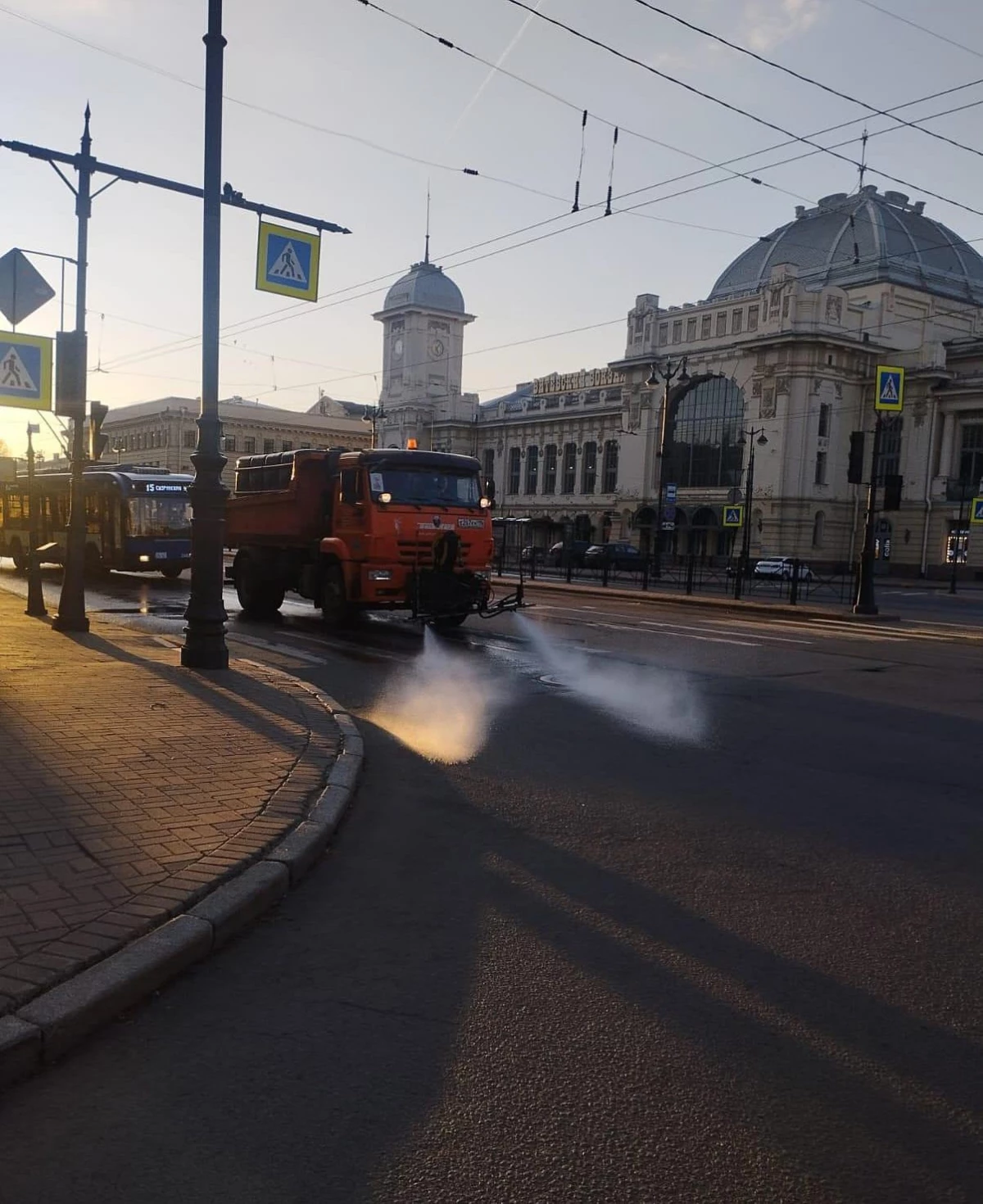 На уборку улиц Петербурга с начала сезона дорожники потратили более полумиллиона кубометров воды - tvspb.ru