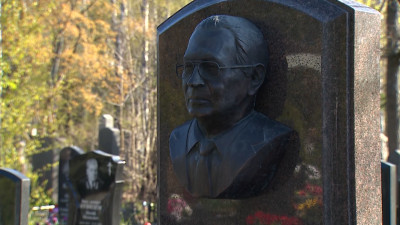 Александр Беглов возложил цветы на могилу Почетного гражданина Санкт‑Петербурга, академика РАН Анатолия Михайловича Гранова