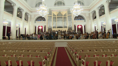 Российско-китайский симфонический оркестр поздравит петербуржцев с Днем города со сцены филармонии