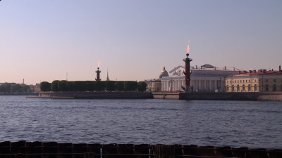 В честь Дня города на стрелке Васильевского острова зажгли факелы Ростральных колонн