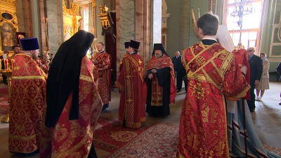 В соборе святых апостолов Петра и Павла прошел праздничный молебен в честь 322-летия Петербурга