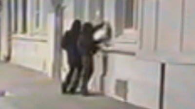 Петербургская полиция задержала 21-летнего парня, рисовавшего на домах рекламу наркомагазина