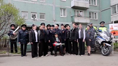 Петербургские полицейские поздравили ветеранов органов внутренних дел с наступающим днём Победы
