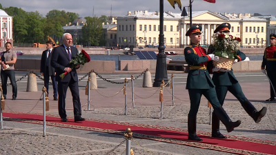 Церемония возложения цветов к Медному всаднику прошла в честь дня рождения Санкт-Петербурга