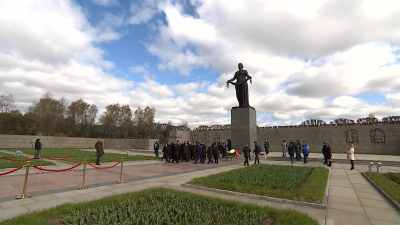 Кубинская делегация возложила цветы к монументу «Мать Родина» на Пискарёвском мемориальном кладбище