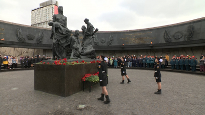 «Вахта памяти» стартовала у монумента героическим защитникам Ленинграда