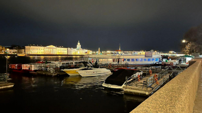 На Адмиралтейской набережной столкнулись теплоходы