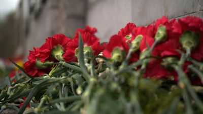 Подвиг блокадных журналистов почтили на Пискаревском кладбище