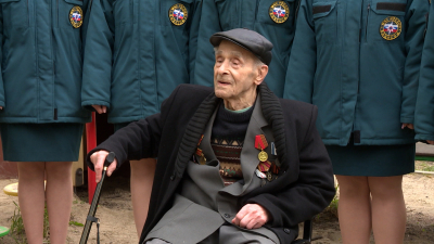 Петербург поздравил 102-летнего ветерана Василия Агеева с 80-летием Победы